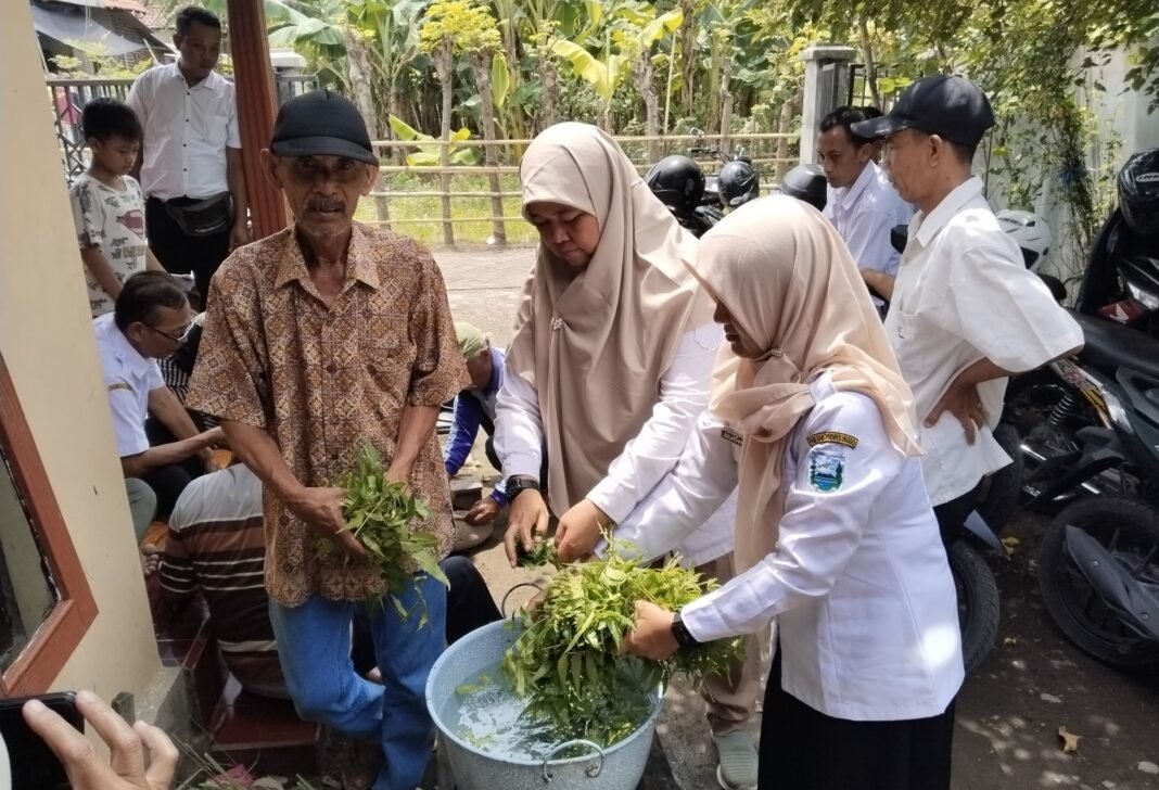 Gapoktan Karang Makmur Probolinggo Dilatih Membuat Pestisida Nabati Ramah Lingkungan