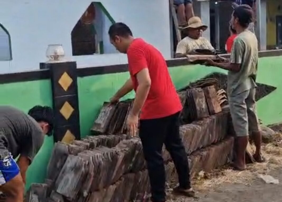 Khairul Anam Bantu Angkut Genteng Musolla An Nur, Tegaskan PDI Perjuangan Hadir untuk Rakyat