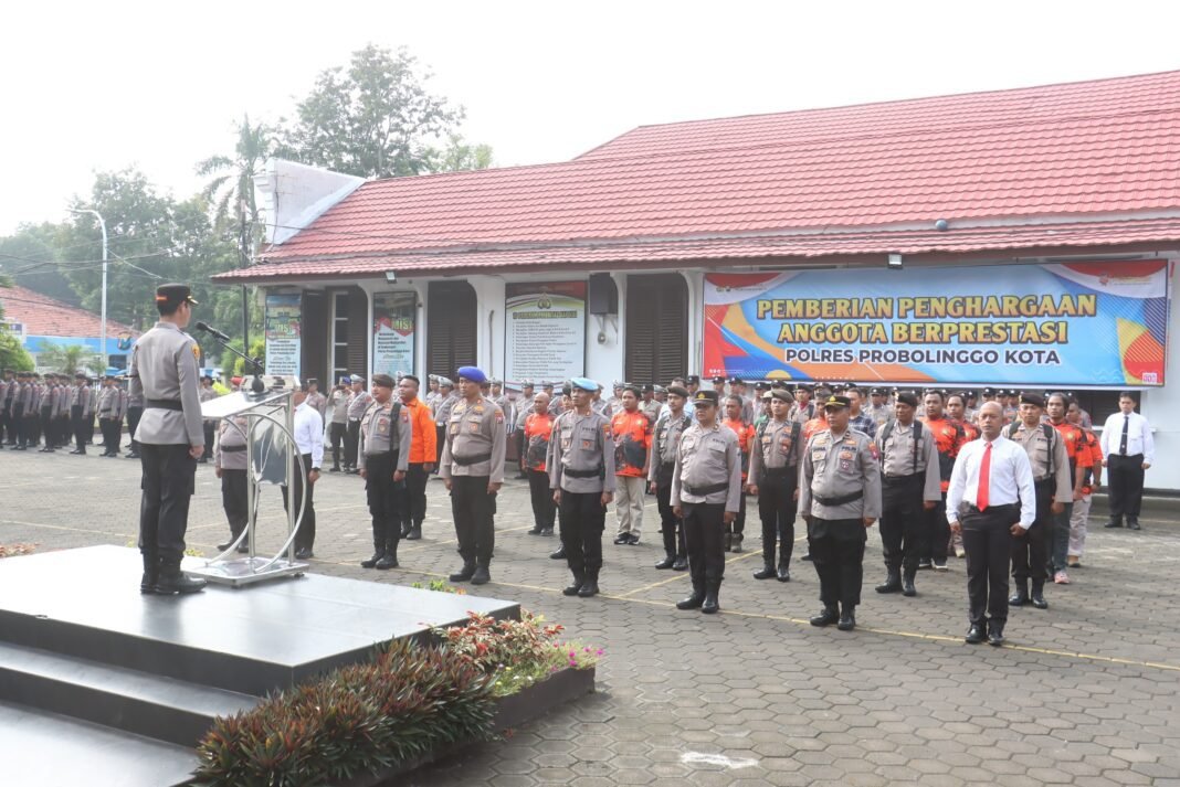 Polres Probolinggo Kota Beri Penghargaan Anggota dan Warga Berprestasi