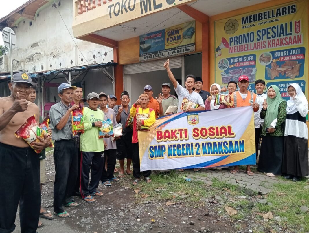 SMPN 2 Kraksaan Bagikan 170 Paket Beras untuk Tukang Becak