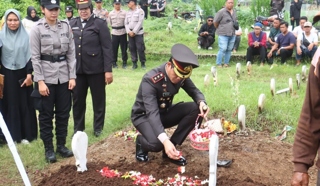 Polres Probolinggo Kota Gelar Upacara Persemayaman Jenazah Aipda Agus Prastiawan