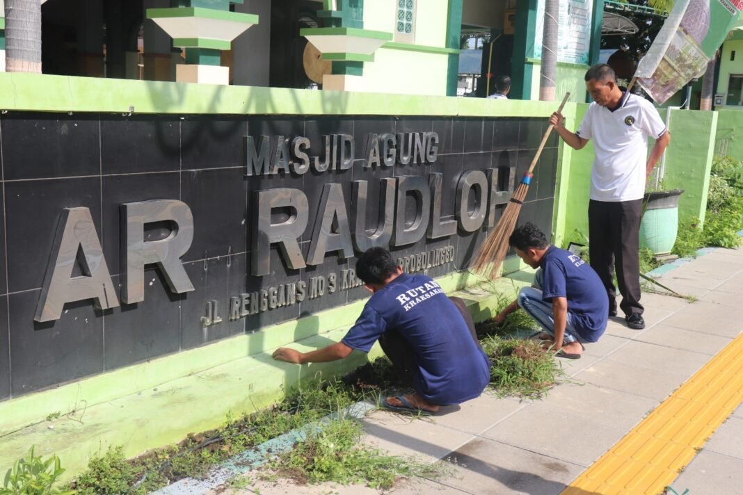 Warga Binaan dan Petugas Rutan Kraksaan Bersihkan Masjid Agung Ar-Raudlah