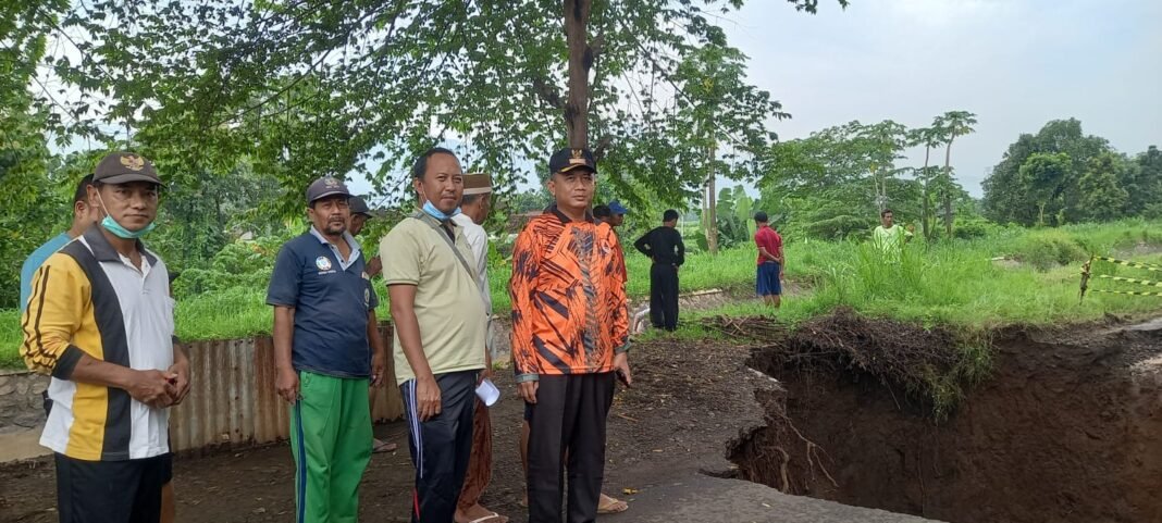 Camat Kotaanyar Tinjau Langsung Jalan Putus Akibat Longsor