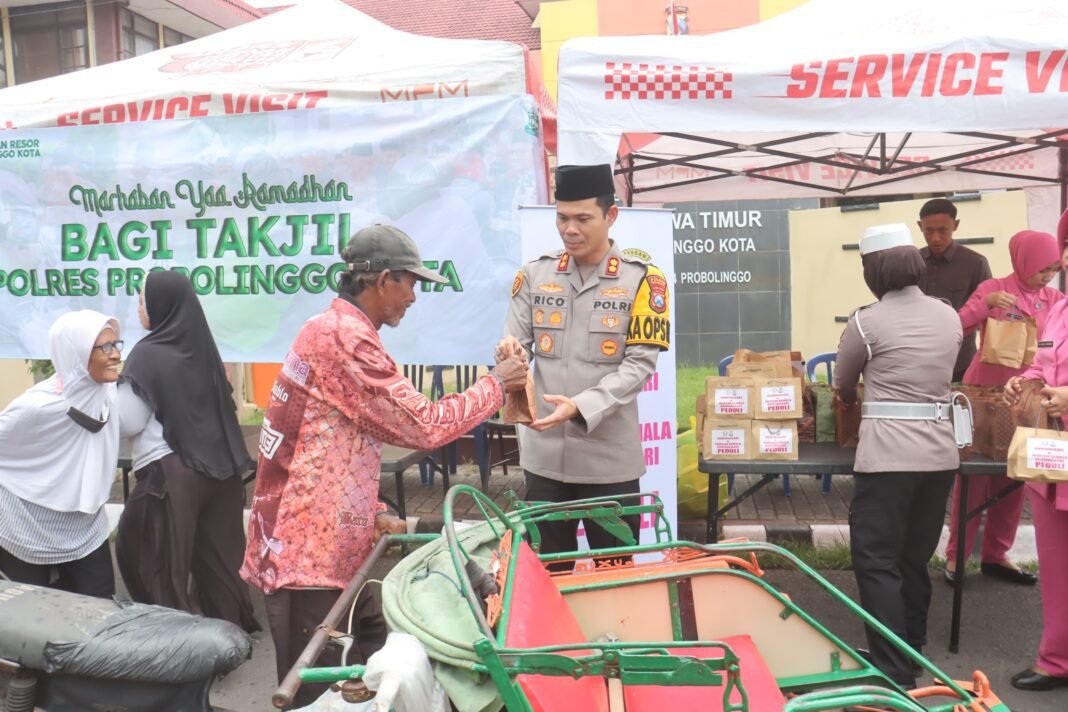 Polres Probolinggo Kota Bagikan 500 Takjil di Depan Mako dan Alun-Alun