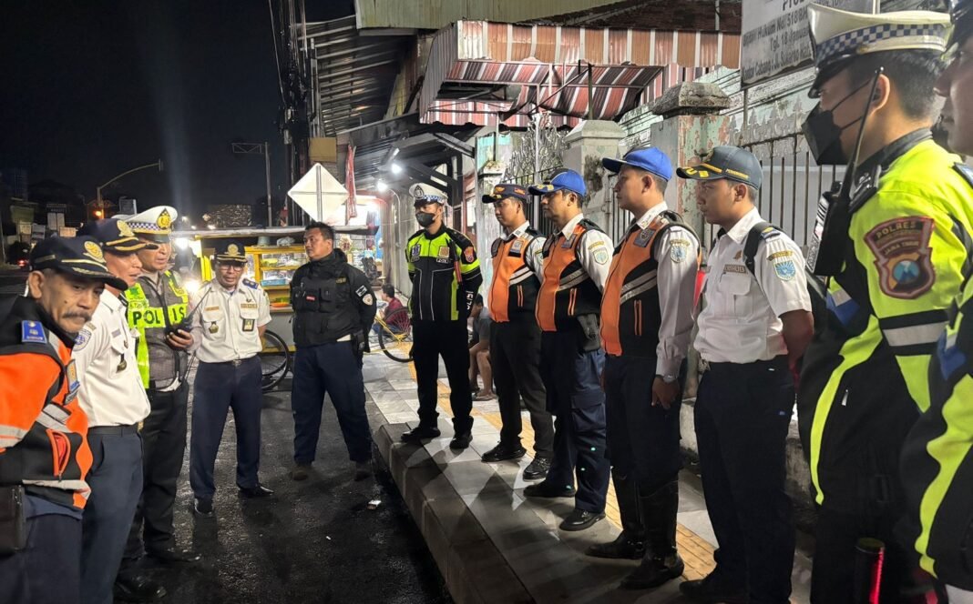 Satlantas Polres Probolinggo Kota Tertibkan Puluhan Bus dan Truk Masuk Jalur Tengah Kota