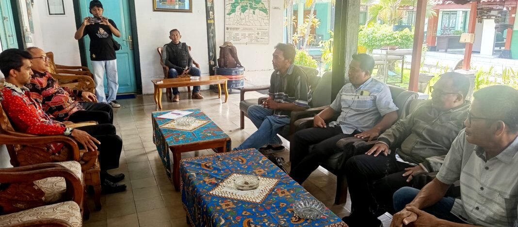 Perwakilan BPD dan Tokoh Masyarakat Desa Alassumur Kulon Datangi Kec.Kraksaan