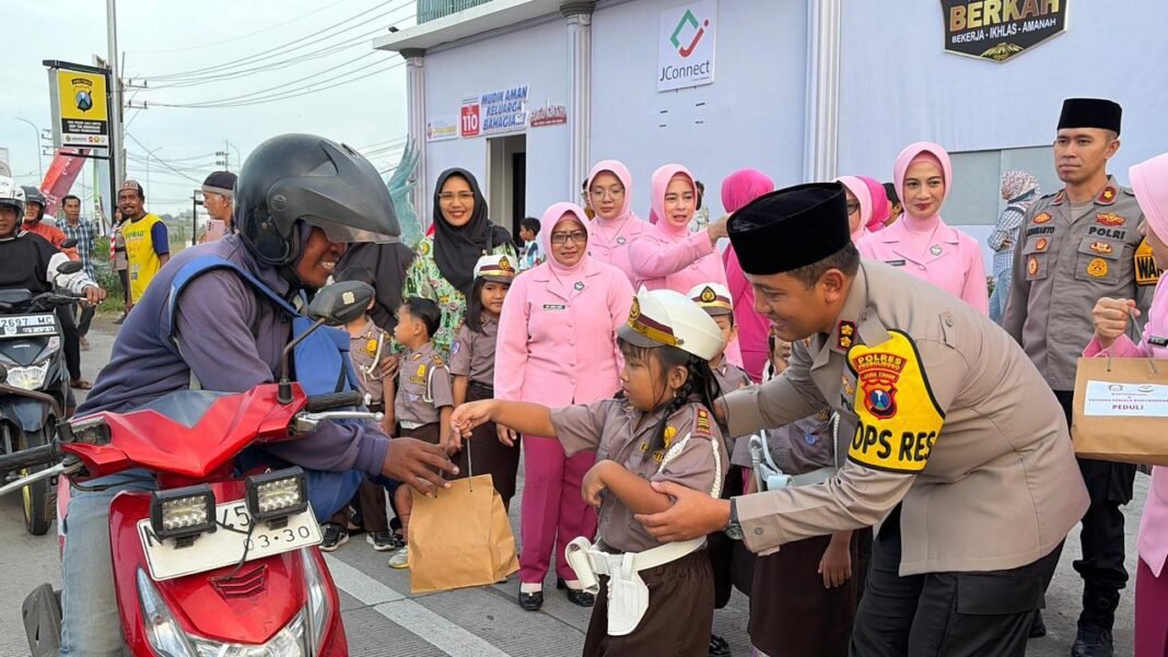 Polres Probolinggo Bagikan Takjil, Berbagi Berkah Ramadhan dengan Masyarakat