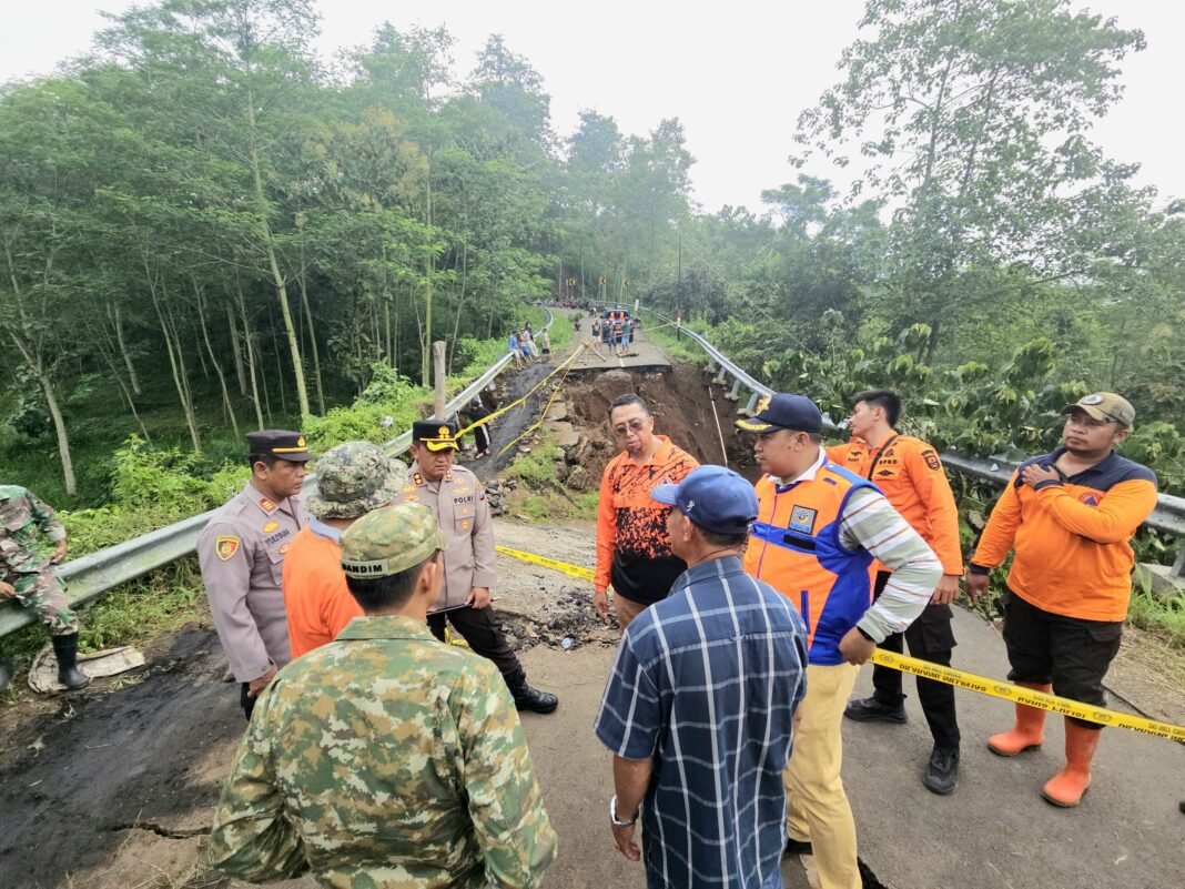 Akses Air Terjun Madakaripura Ditutup: Jembatan Ambruk, Polres Probolinggo Pasang Police Line