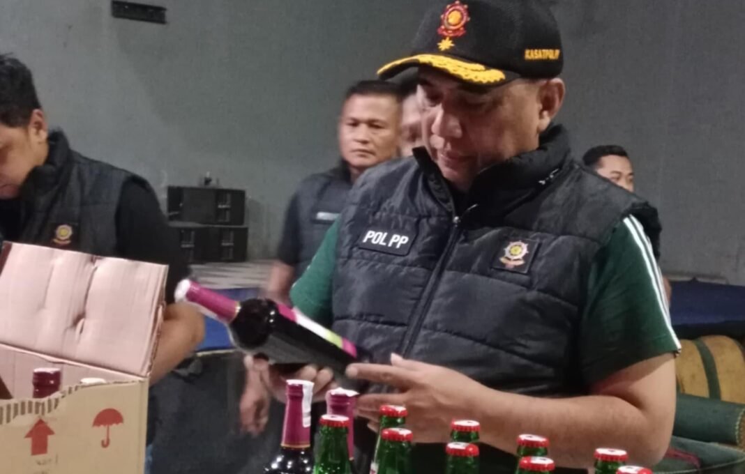 Satpol PP Probolinggo Gertak Karaoke yang Sediakan Miras