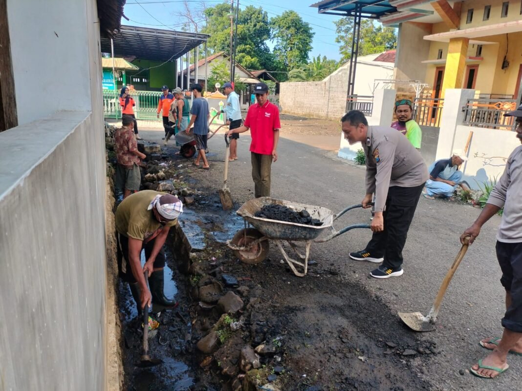 Wujudkan Indonesia Asri, Tiga Pilar Kelurahan Sumbertaman Kerja Bakti Bersihkan Saluran Air
