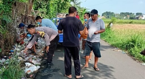 Polisi dan Warga Gotong Royong Bersihkan Sampah di Pohsangit Kidul